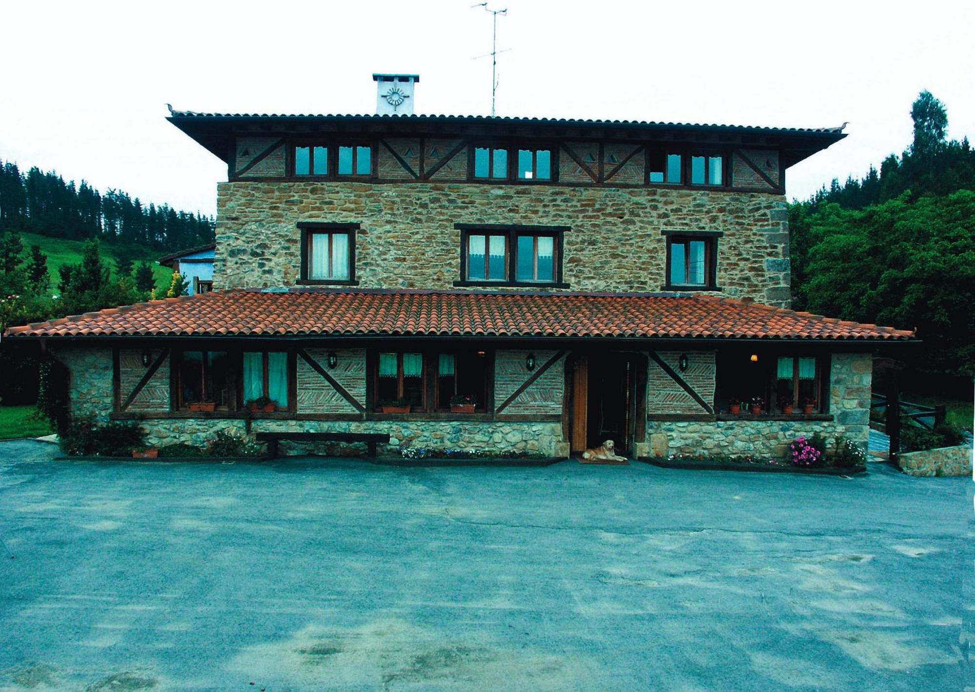 Aristieta Guest House Ajangiz Bagian luar foto